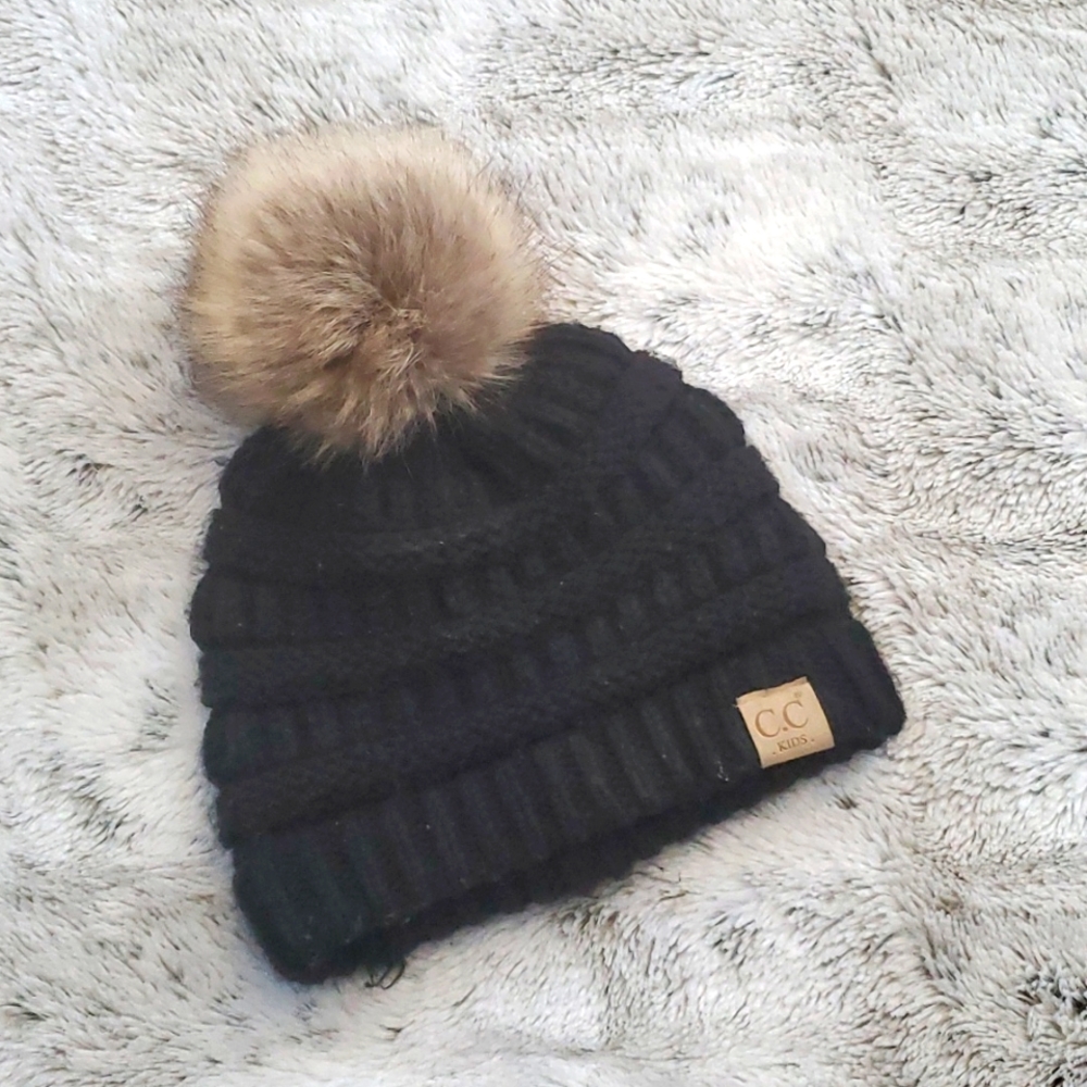 Kids winter hat with fuzzy ball